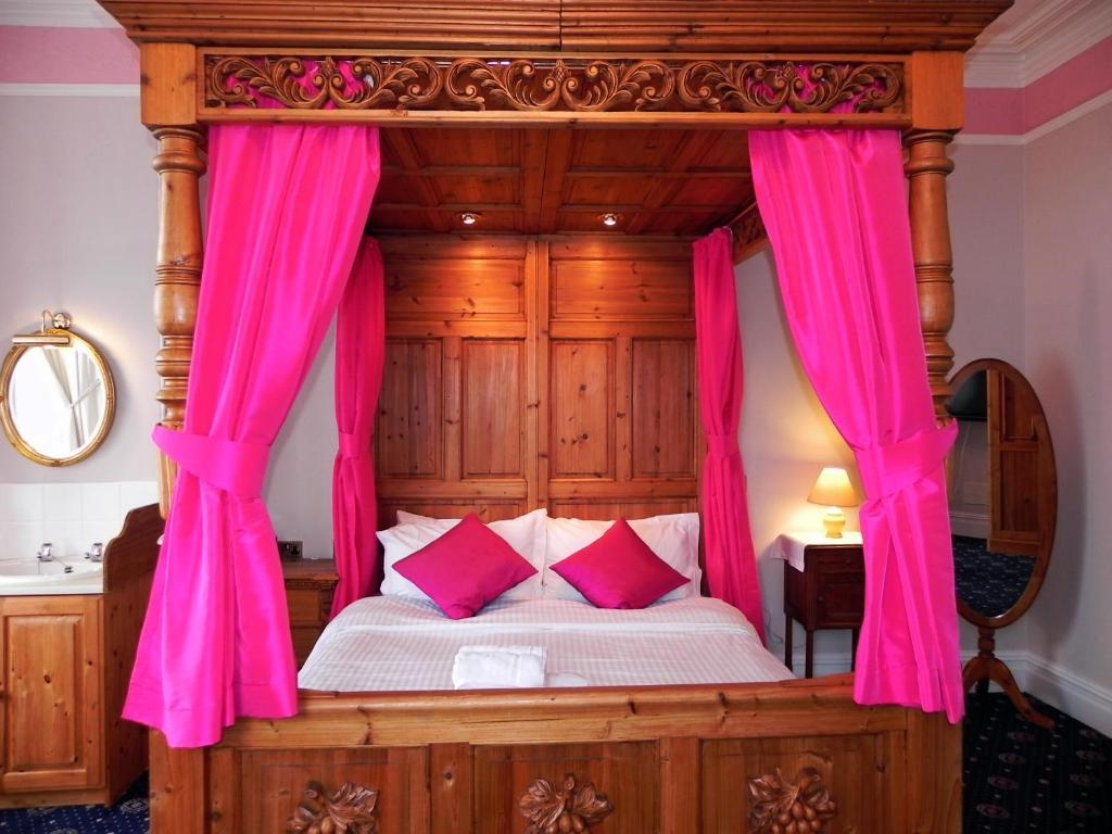 Large Double Room with Four Poster Bed - Room 4